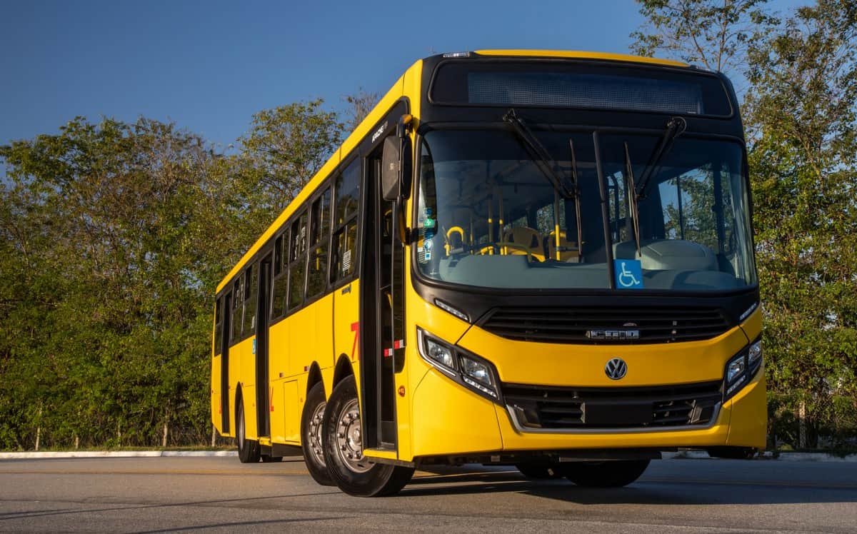 Volks faz pré-estreia de superônibus, o maior do Brasil