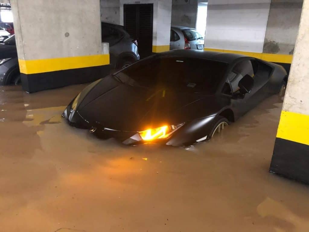 Lamborghini Huracan atingido pela enchente de SP.