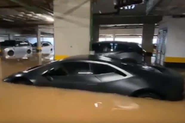 Lamborghini Huracan atingido pela enchente de SP
