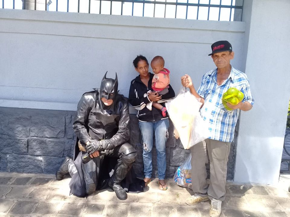 Batman e Elas Clube doam alimentos para pessoas carentes
