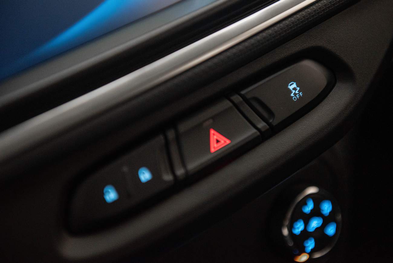 Painel da Chevrolet Spin 2021 com o botão que identifica a presença do controle de estabilidade
