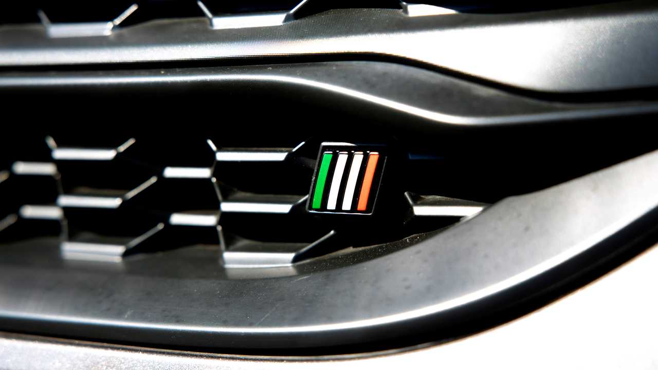 Barrinhas com as cores da bandeira da Itália na grade dos carros Fiat