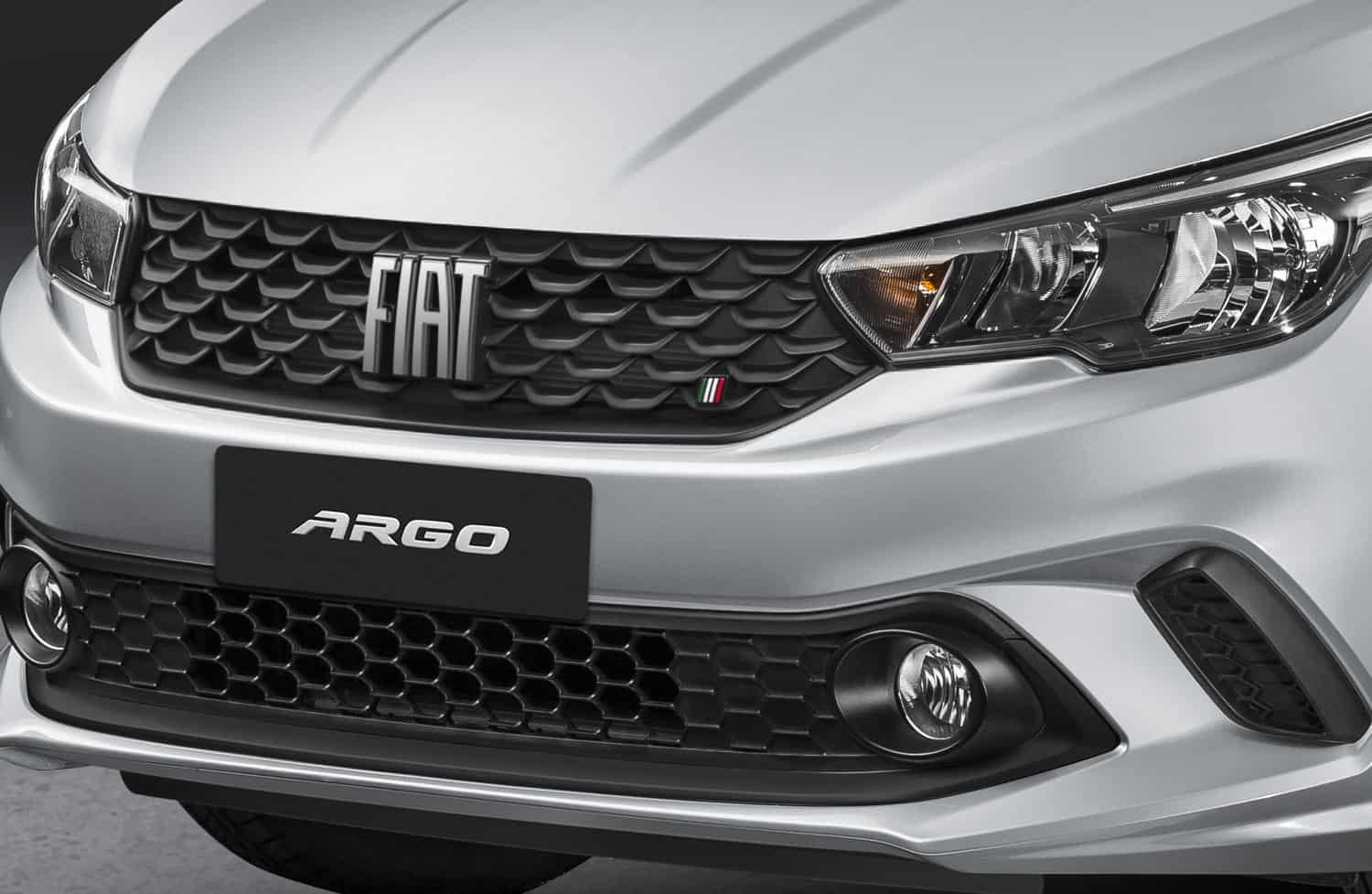 Fiat Argo 2021 ganha novos itens de série, muda logotipo e fica mais caro