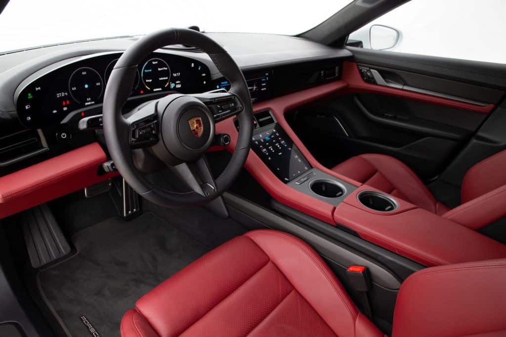 Interior do Porsche Taycan, o primeiro carro 100% elétrico da marca alemã