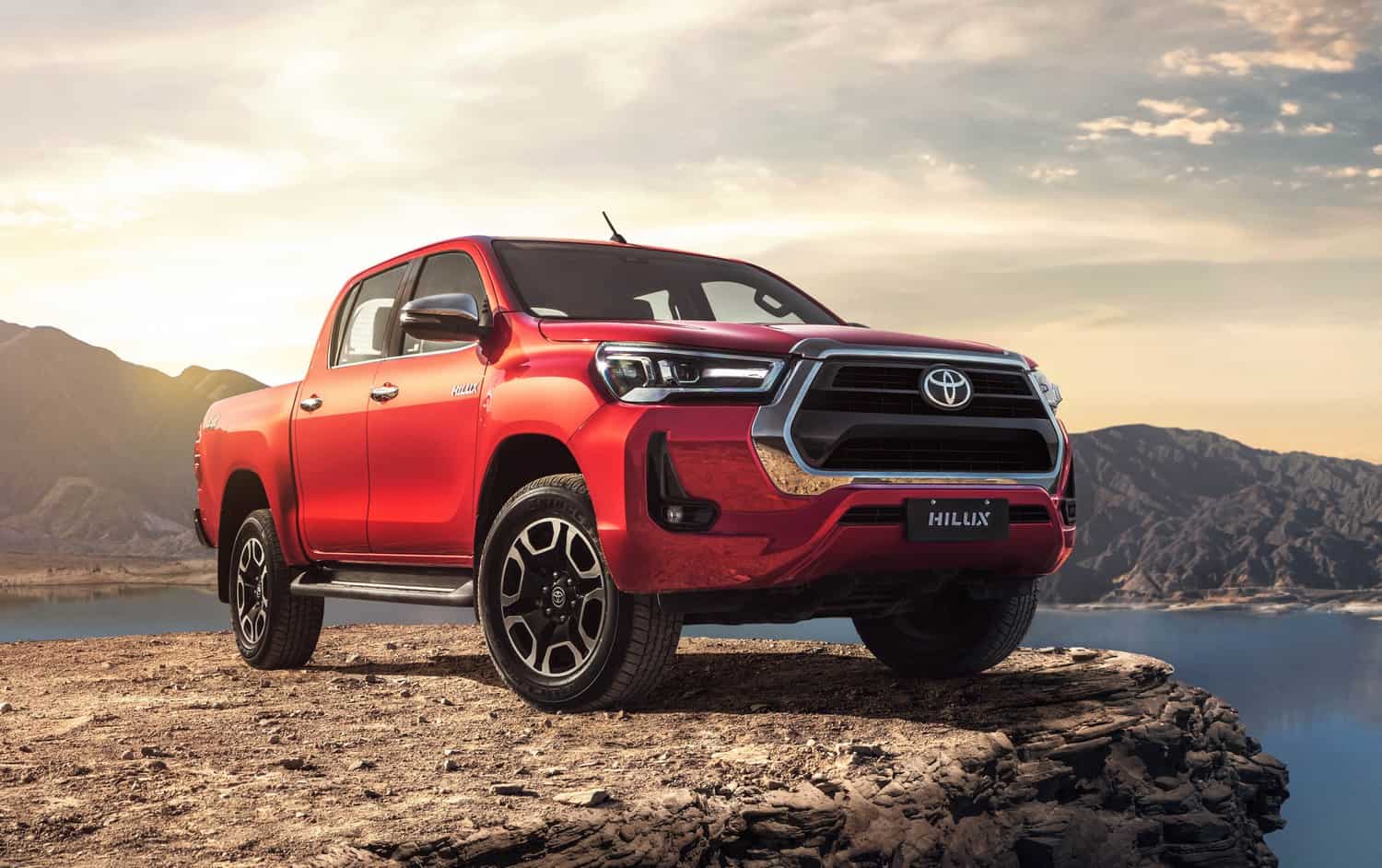 Nova Toyota Hilux muda visual e ganha potência para continuar líder