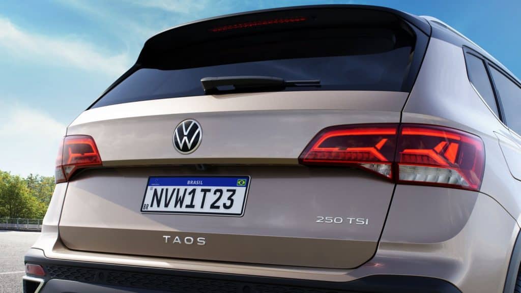 Lanternas do Volkswagen Taos tem iluminação em led.