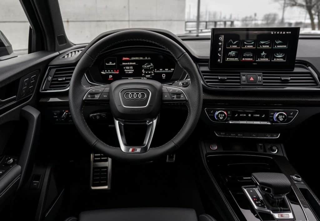 Interior do Audi Q5 com quadro de instrumentos digital e multimídia