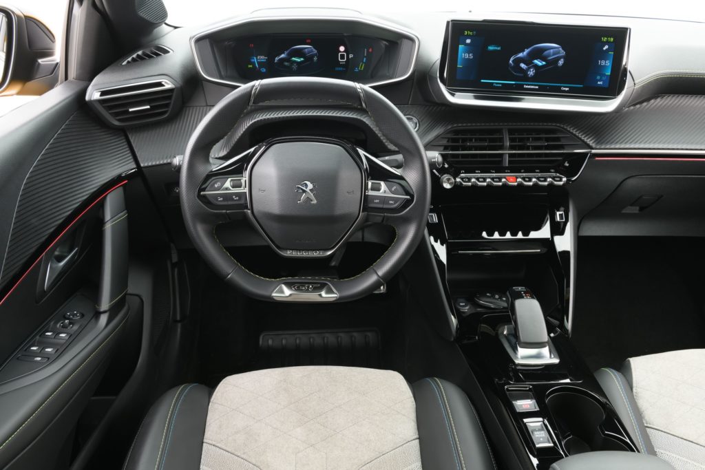 Interior da cabine do Peugeot e=208 GT 