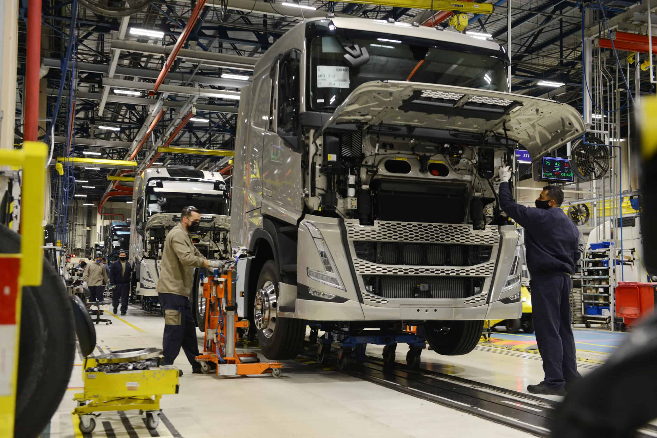 Linha de produção da Volvo Caminhões, em Curitiba