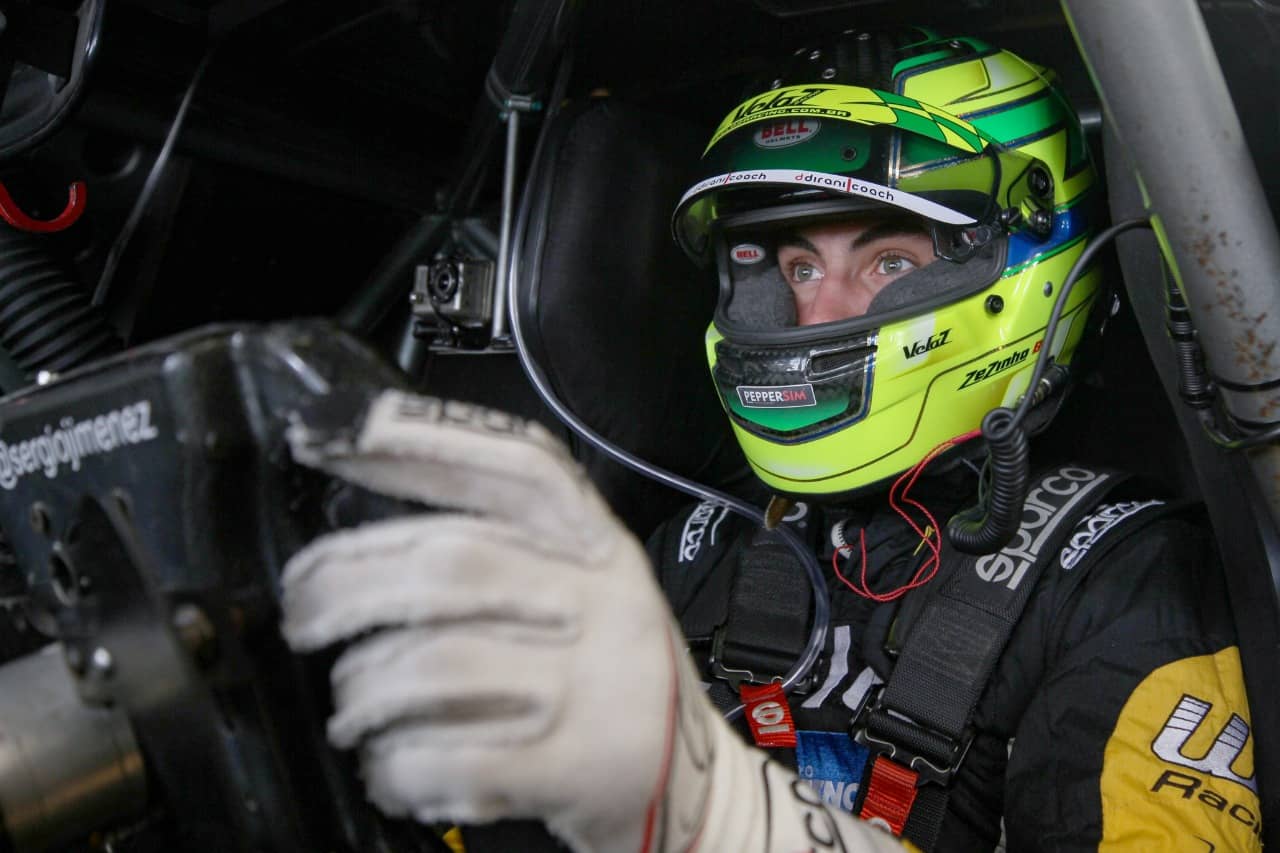 Zezinho Muggiati dentro do cockpit de um Stock Car