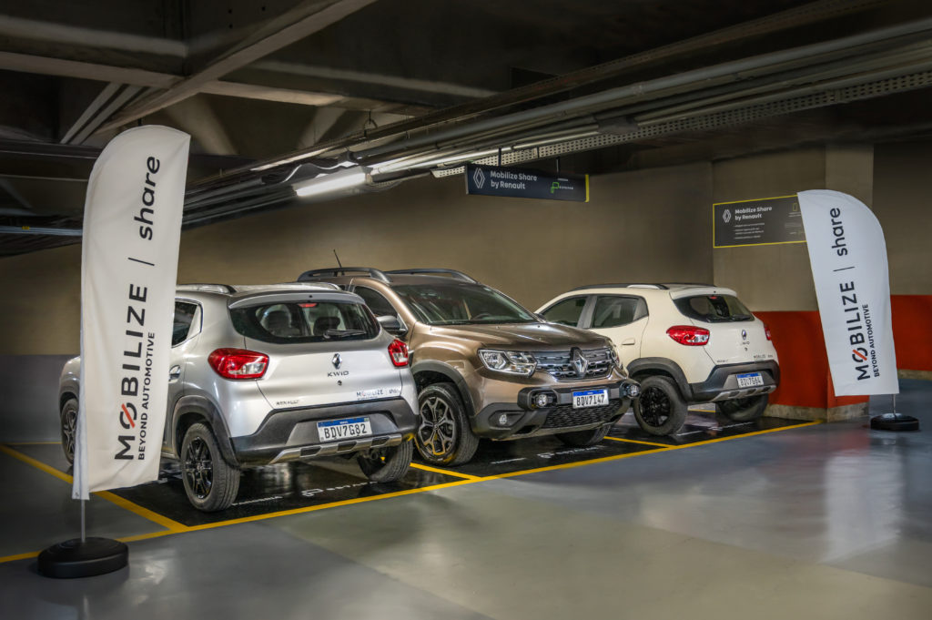 Carros da Renault estacionados no espaço da Mobilize Share