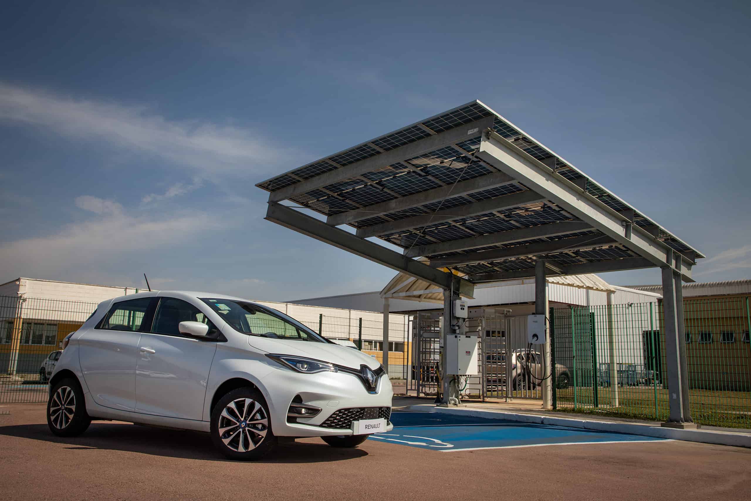 Renault Zoe E-TECH abastecendo numa estação de recarga com energia solar