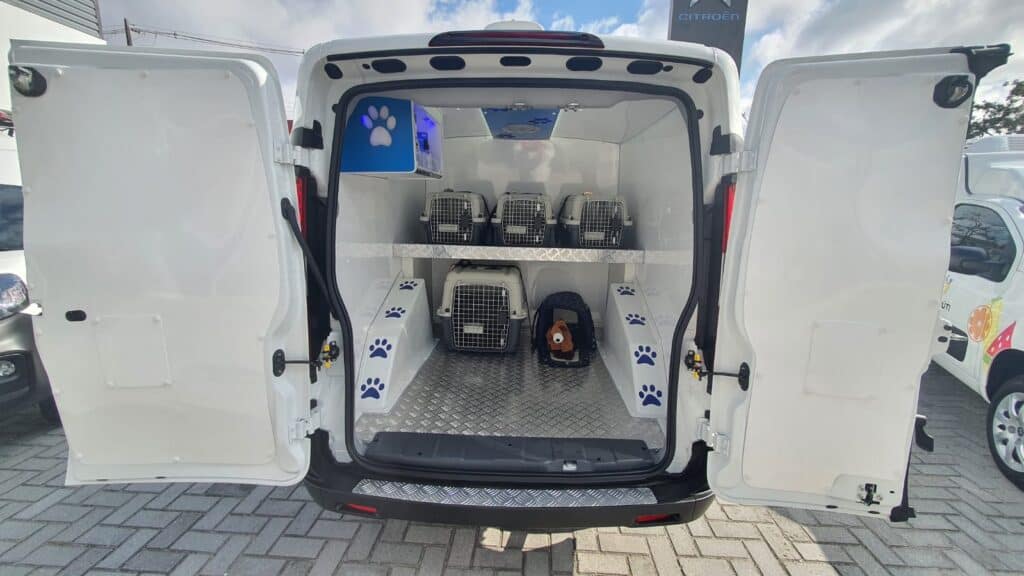 Porta traseira aberto em 180 graus no Peugeot Partner Rapid