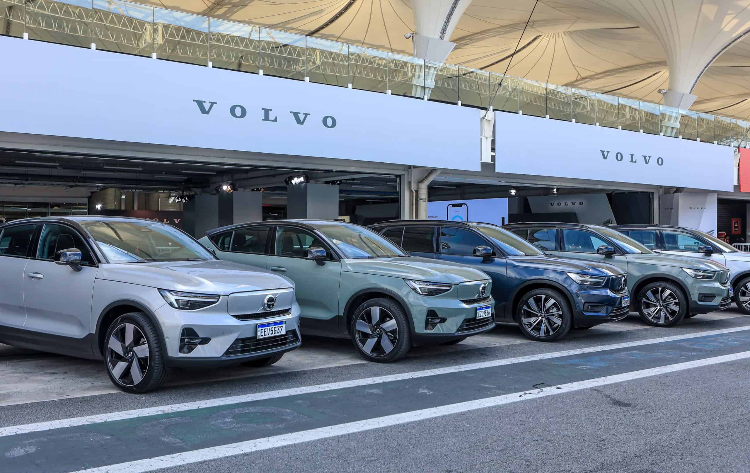 Carros da Volvo perfilados no box de Interlagos