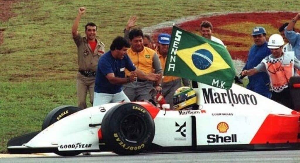 Ayrton Senna a borda da McLaren empunhando a bandeira do Brasil