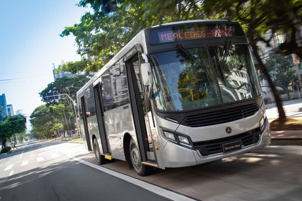 Ônibus Mercedes-Benz para o transporte urbano.
