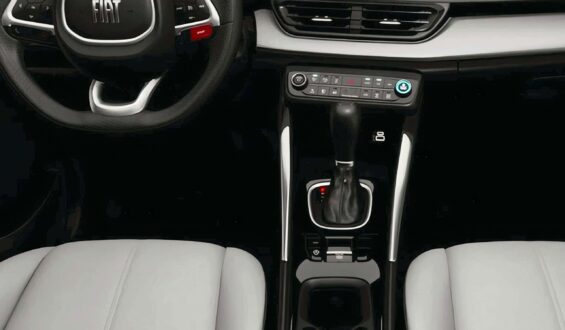 Fiat Fastback revela cabine refinada e estreia freio eletrônico