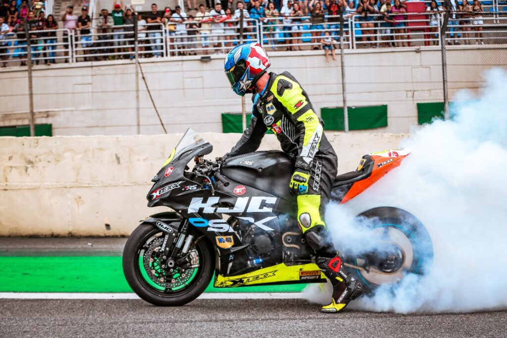 Moto da Superbike Brasil fritando pneu na pista de Interlagos