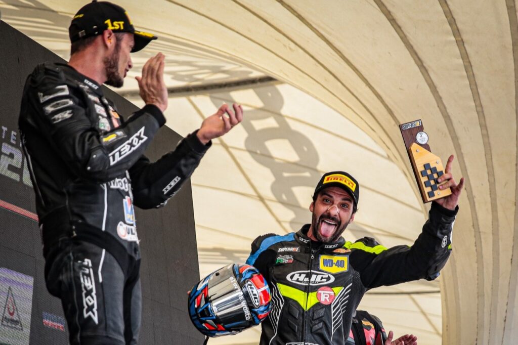 Pilotos comemoram vitória no pódio da Superbike Brasil