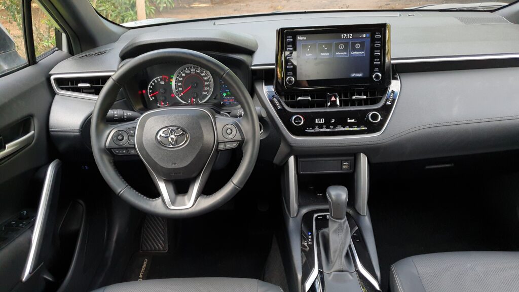 Interior do Toyota Corolla Cross 2.0 flex XRE