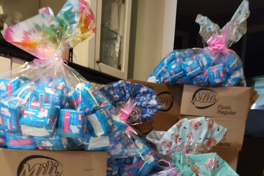 Kits com absorventes Mili para serem doados no Transparaná
