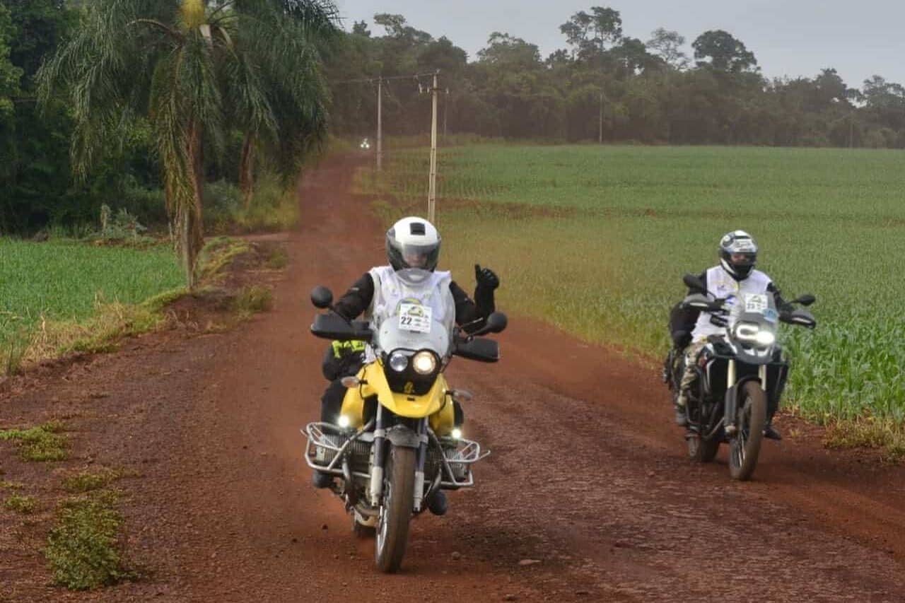 Motocicletas em estrada de terra no Transparana de 2022