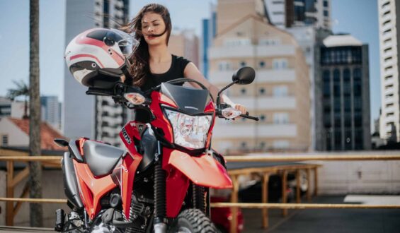 Mulher com CNH para motos aumenta 80% no Paraná em 10 anos
