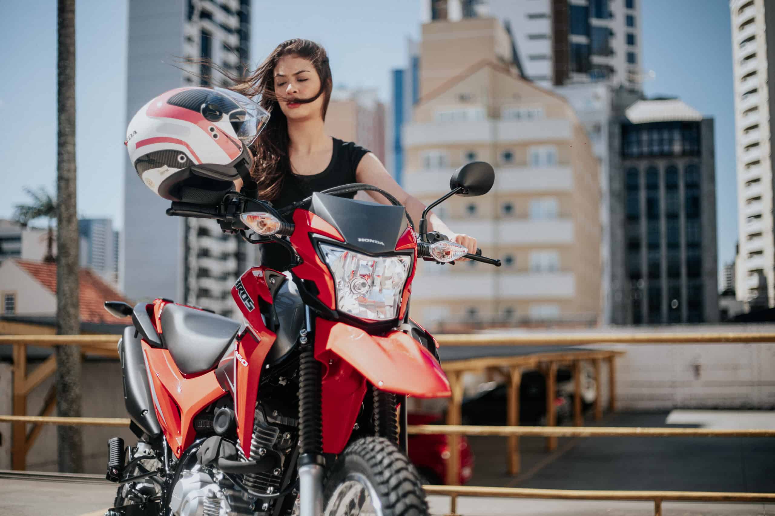 Mulher motociclista com um modelo da Honda
