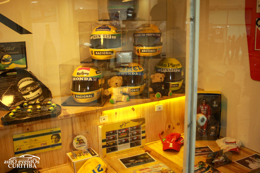 Exposição de itens do piloto Ayrton Senna no Old & Low Car