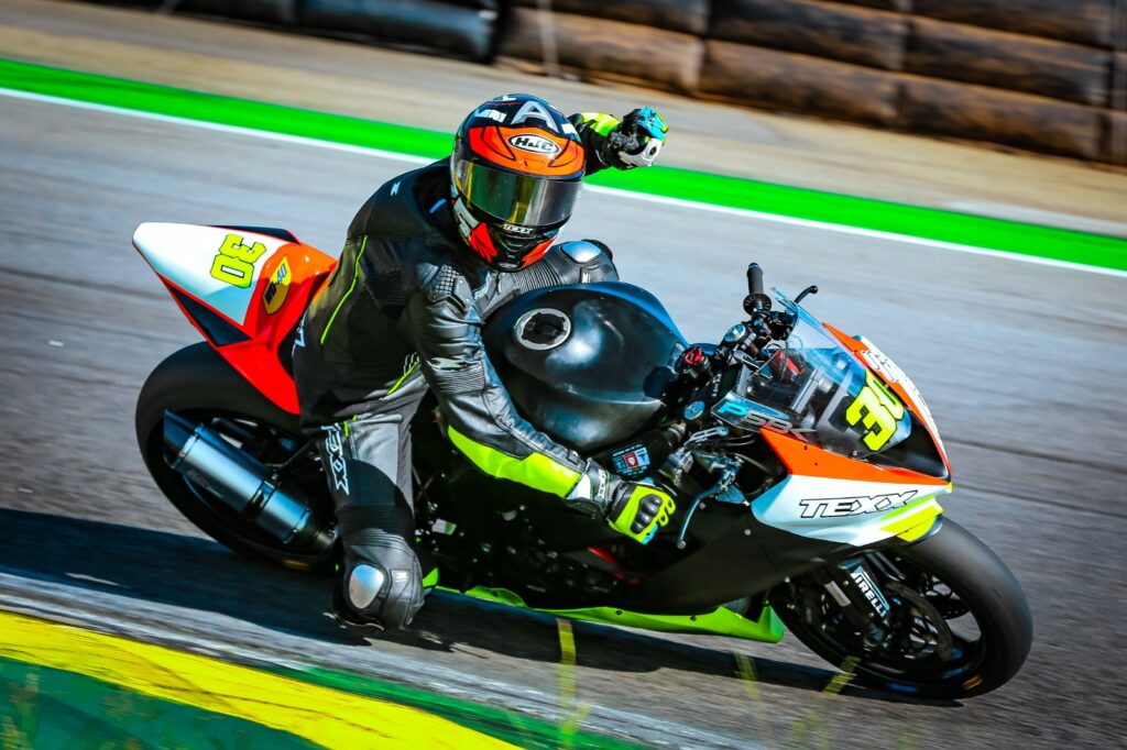 Piloto Felipe Gonçalves na pista da Superbike com sua Kawasaki Ninja