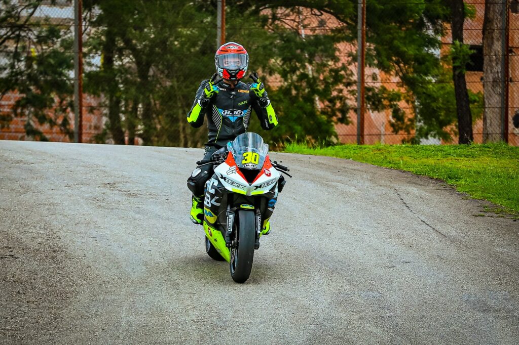 Felipe Gonçalves em cima da sua Kawasaki Ninja
