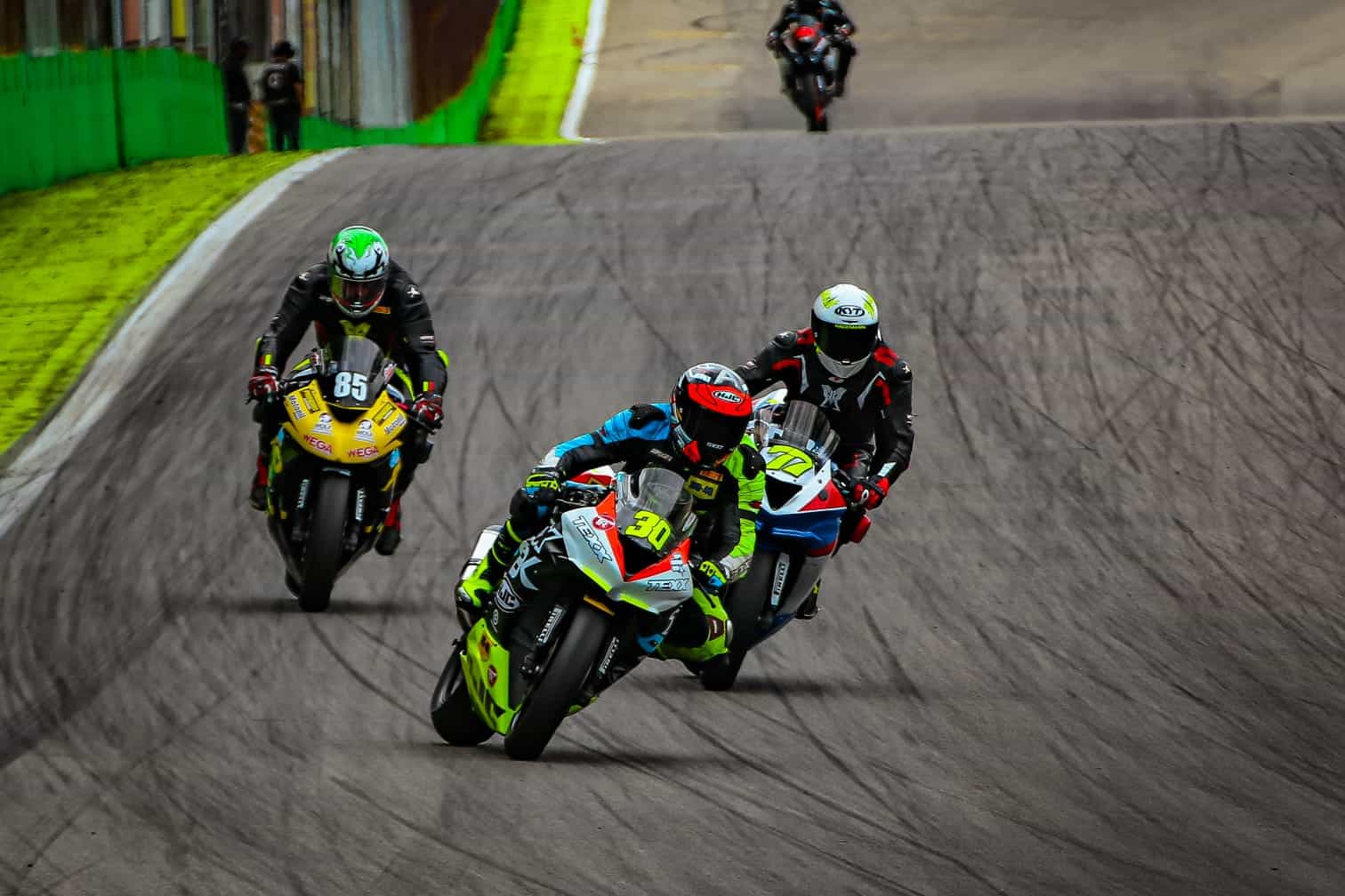 Motos da SuperBike Brasil no circuito de Interlagos