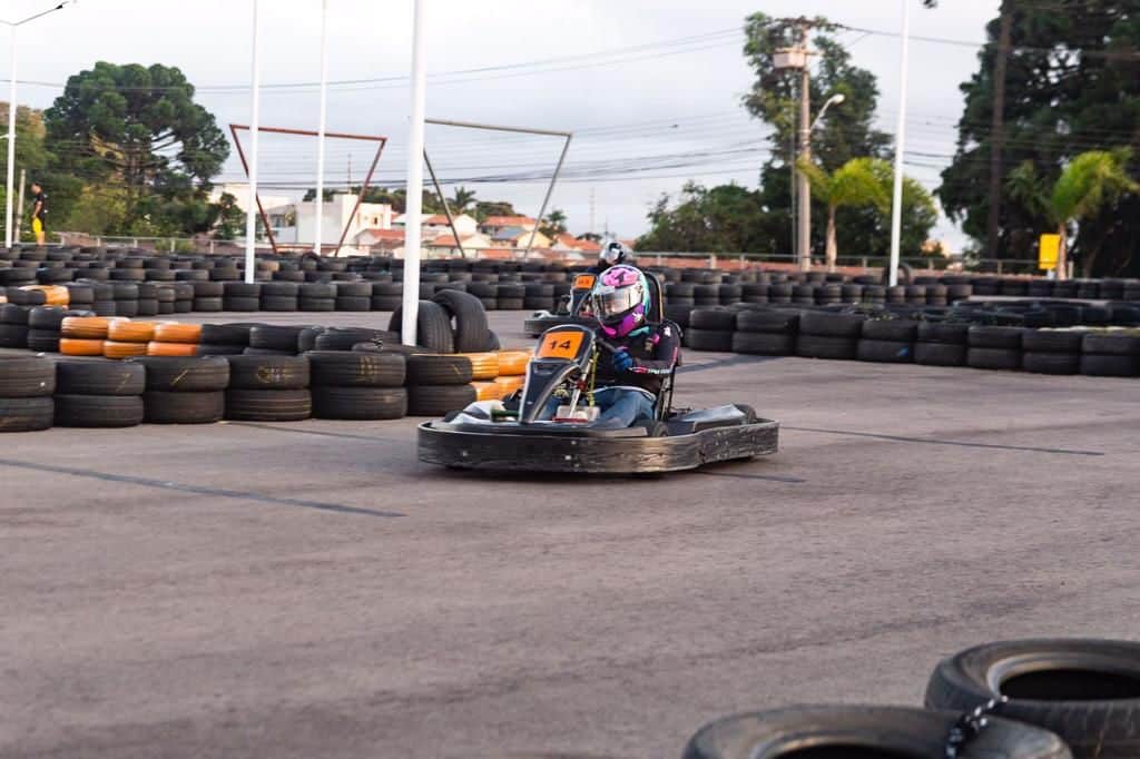 Kart acelerando na pista outdoor em Curitiba