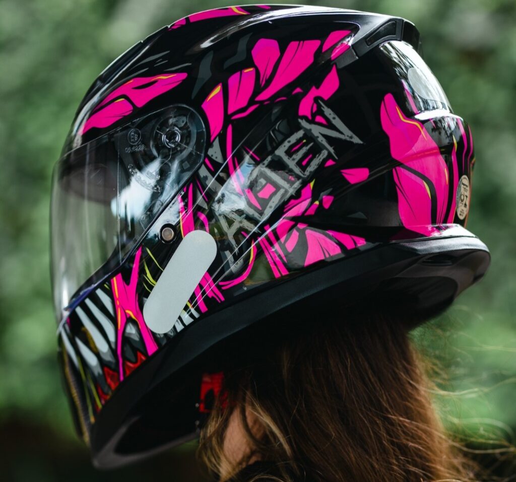 Motociclista usa capacete da marca Texx