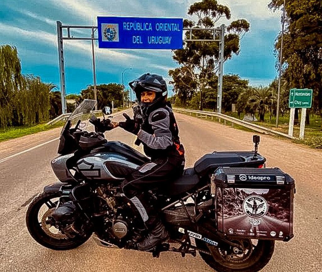 A motociclista Daya Chalegre pilota sua Harley-Davidson pela estrada