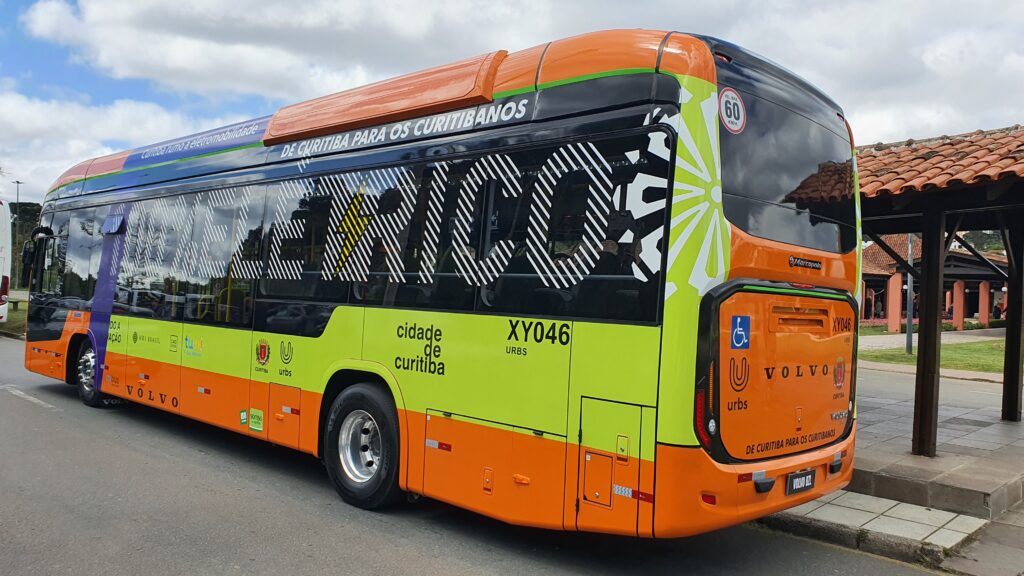 ônibus Volvo BZL elétrico estacionado no Parque Barigui, em Curitiba