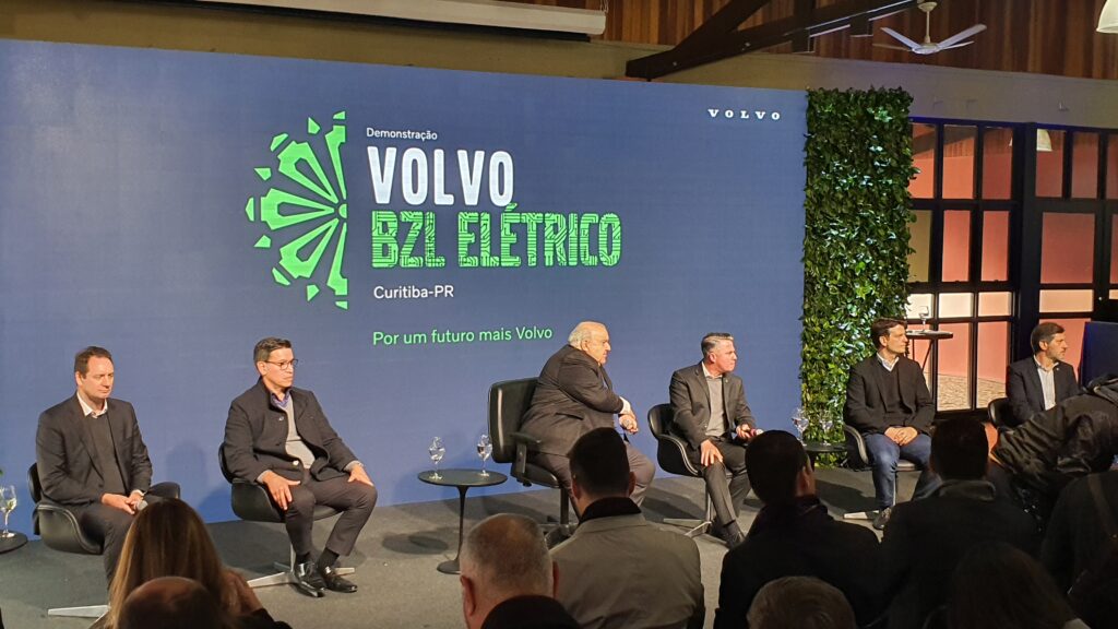 Evento de apresentação do novo Volvo BZL Elétrico, em Curitiba
