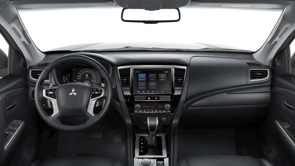 Interior com detalhes em preto no acabamento do Mitsubishi Pajero Sport Legend