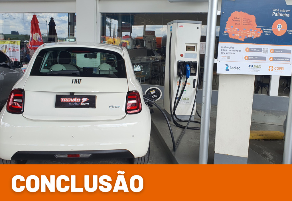Fiat 500 elétrico durante recarga em eletroposto de Palmeira, no Paraná.