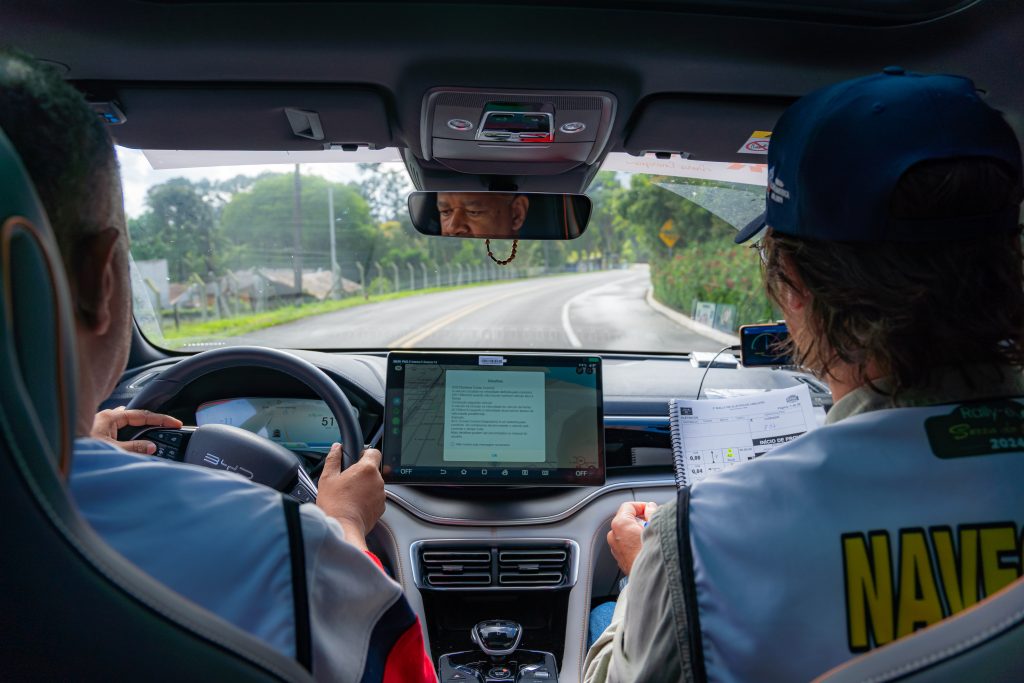 Piloto e navegador durante o Rally de Carros Elétricos, na Graciosa.