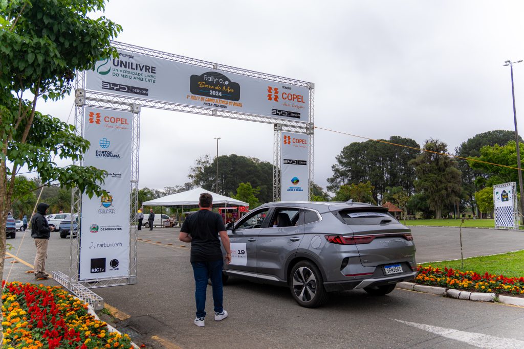 Linha de chegada do Rally de Carros Elétricos no Parque São José