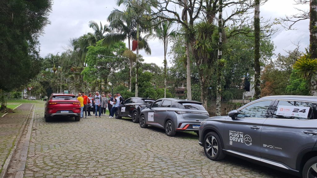 Carros elétricos estacionados em Morretes, no litoral paranaense