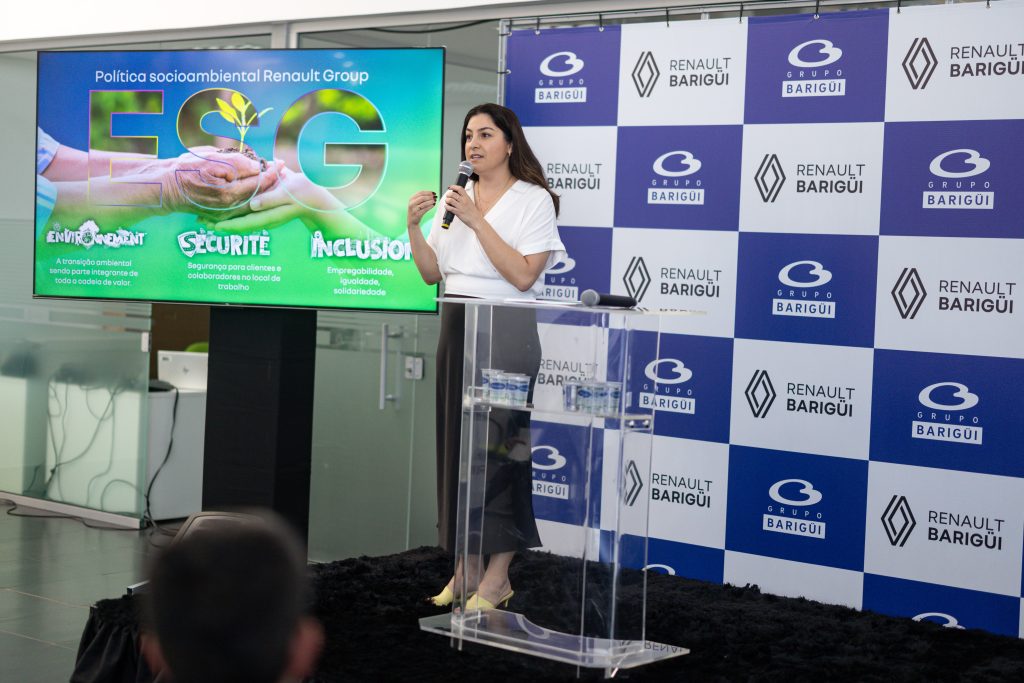 Graziela Pontes, diretora da Renault do Brasil, discursa na entrega do prêmio Selo Ouro ESG Renault 