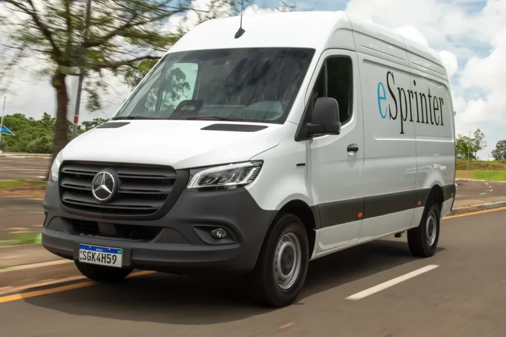 Mercedes-Benz eSprinter rodando numa estada. 