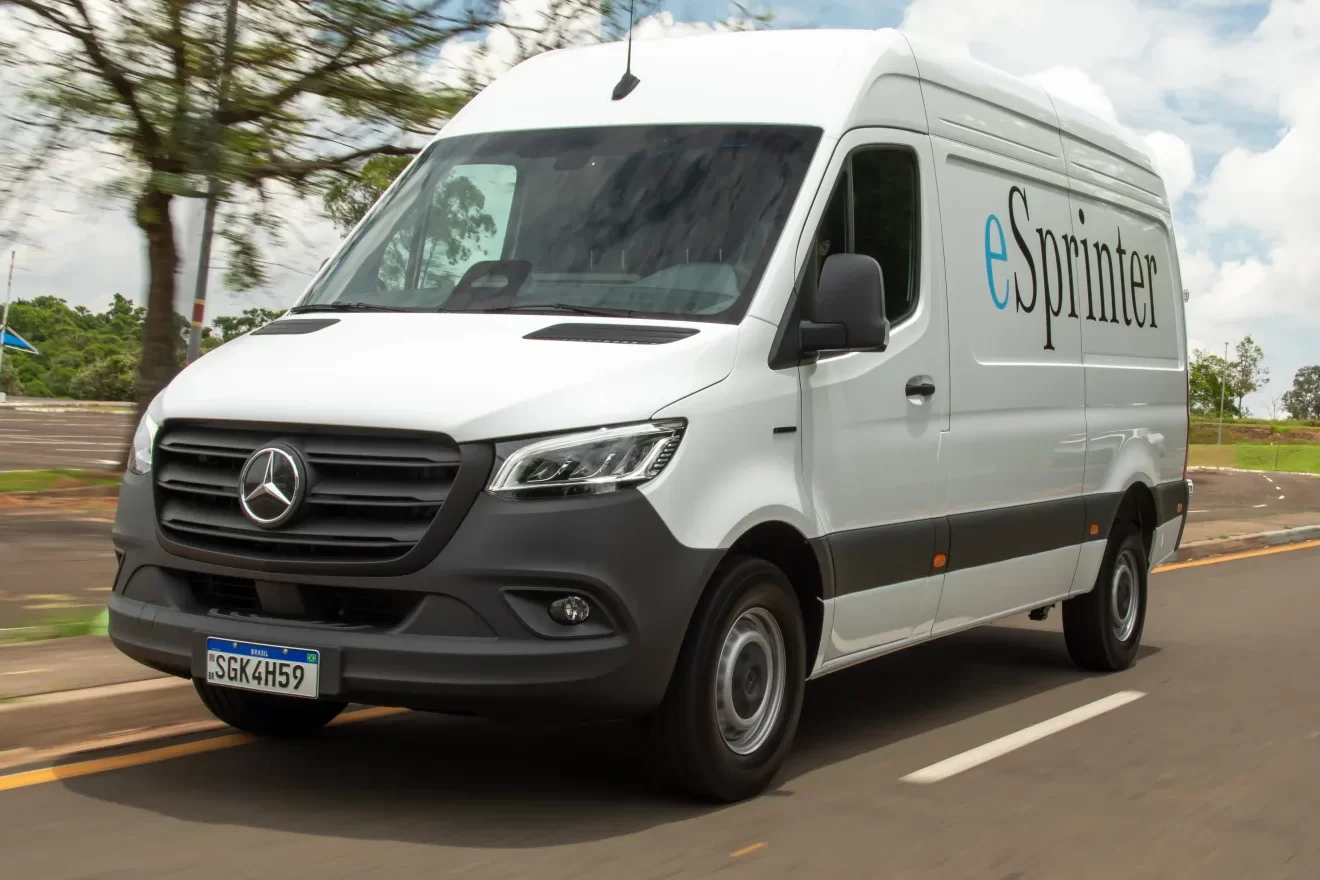 Mercedes-Benz eSprinter rodando numa estada.