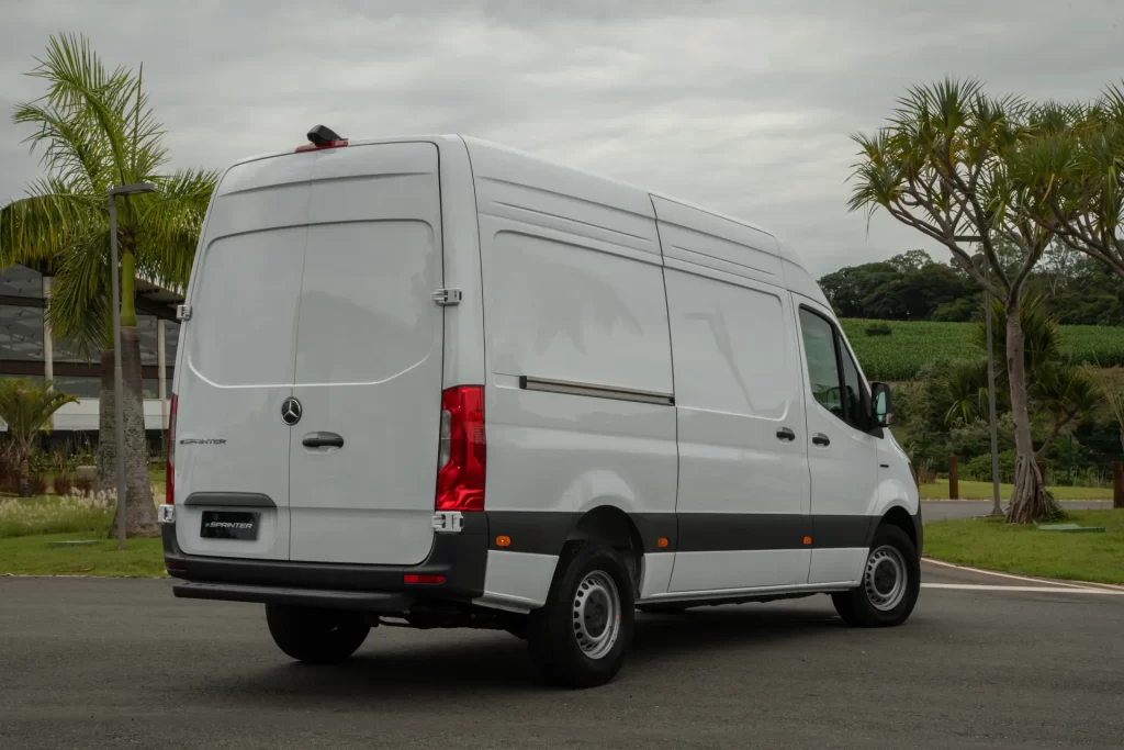 Mercedes eSprinter estacionada de traseira