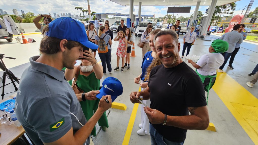 Zezinho Muggiati autografo o boné para um cliente do posto Potencial