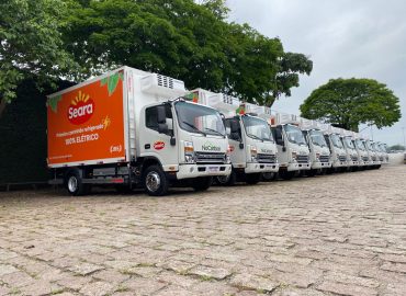 JBS acelera logística sustentável com caminhões elétricos e operação no PR