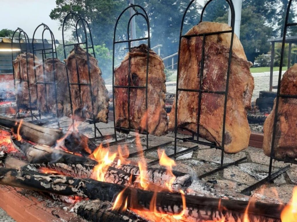 Costelas fogo de chão são servidas no Curitiba VolksFest