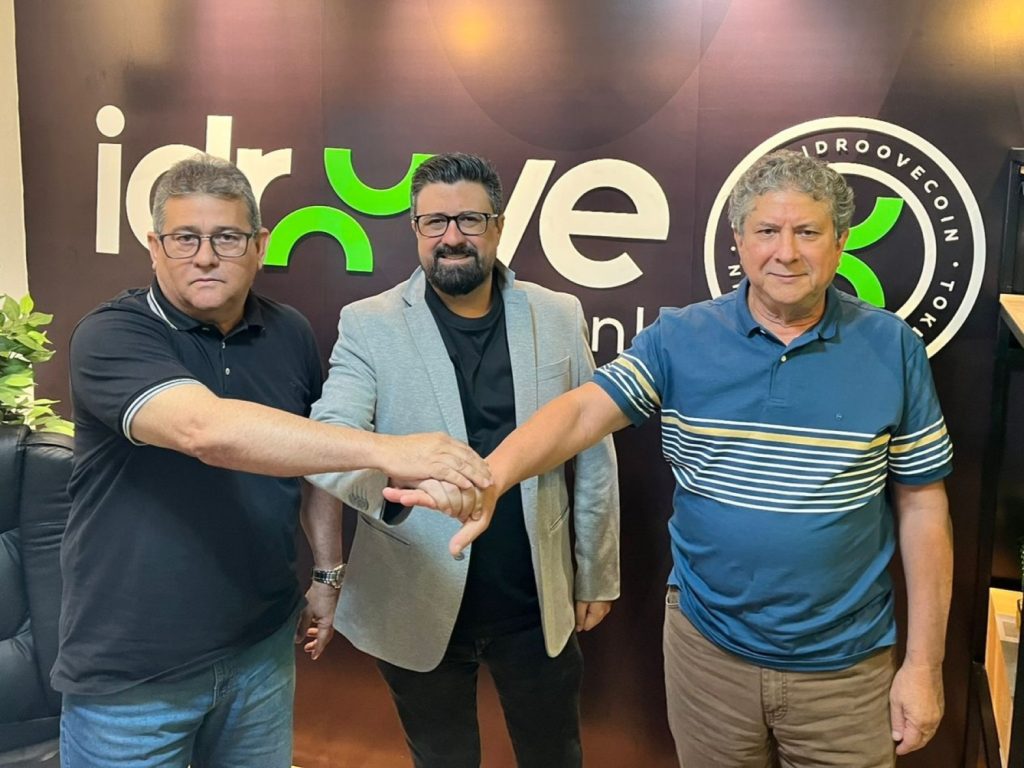 Imagem mostra os CEOs Clauder Ciarlini, da Adventures Off Road, e Jociandro Vichietti, iDroove Car.